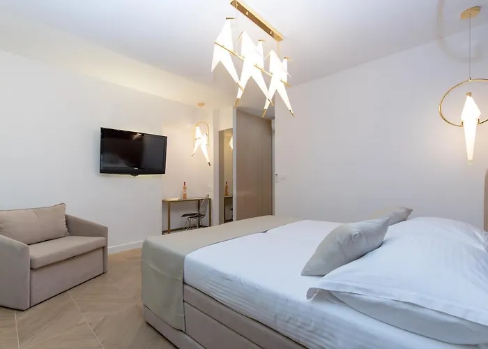 Pensión Bosket Luxury 4*